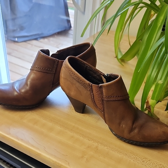 Born Brown Leather Ankle Boots with Zipper - Picture 4 of 6
